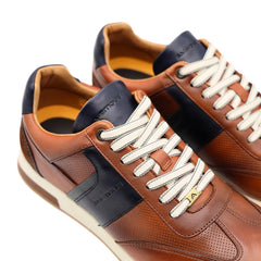 Sneakers Ambitious cognac in pelle viste di lato.
