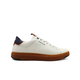 Sneakers Ambitious bianche in pelle viste di lato.