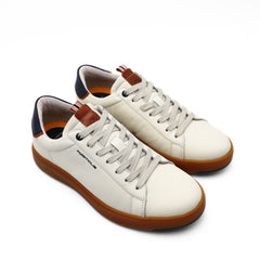 Sneakers Ambitious bianche in pelle viste di lato.