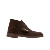 Desert Boot Clarks Originals in camoscio marrone con suola crepe.
