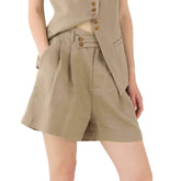 Bermuda di lino di Eleh su sfondo neutro colore tortora