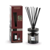 Profumatore casa Esteban Teak e Tonka con bastoncini in bottiglia.