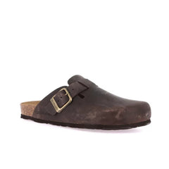 Ciabatta donna in pelle mogano con plantare in sughero su sfondo neutro.