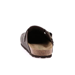 Ciabatta donna in pelle mogano con plantare in sughero su sfondo neutro.