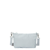 Borsa a tracolla Mandarina Duck MD20 Ghiaccio indossata con look casual chic