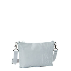 Borsa a tracolla Mandarina Duck MD20 Ghiaccio indossata con look casual chic