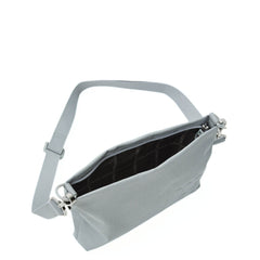 Borsa a tracolla Mandarina Duck MD20 Ghiaccio indossata con look casual chic