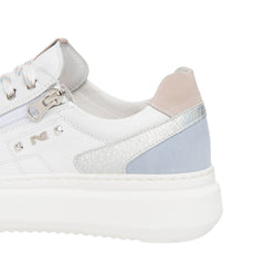 Sneakers da donna Nero Giardini in pelle bianca con inserti colorati.