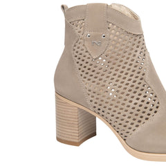 Stivaletto Nero Giardini beige in pelle traforata.