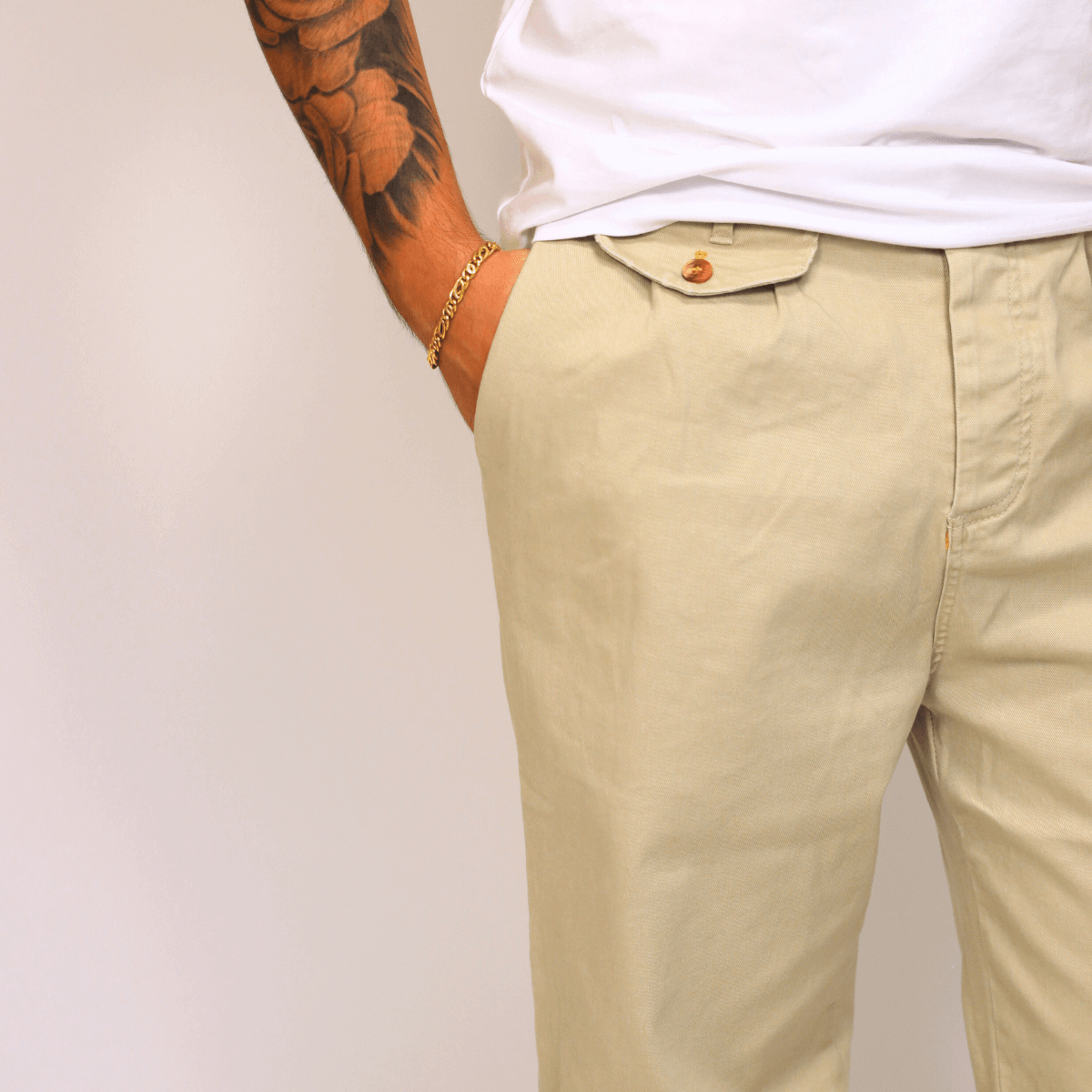 Dettaglio pantalone BERNA 2522998 Beige visto frontalmente su sfondo neutro.