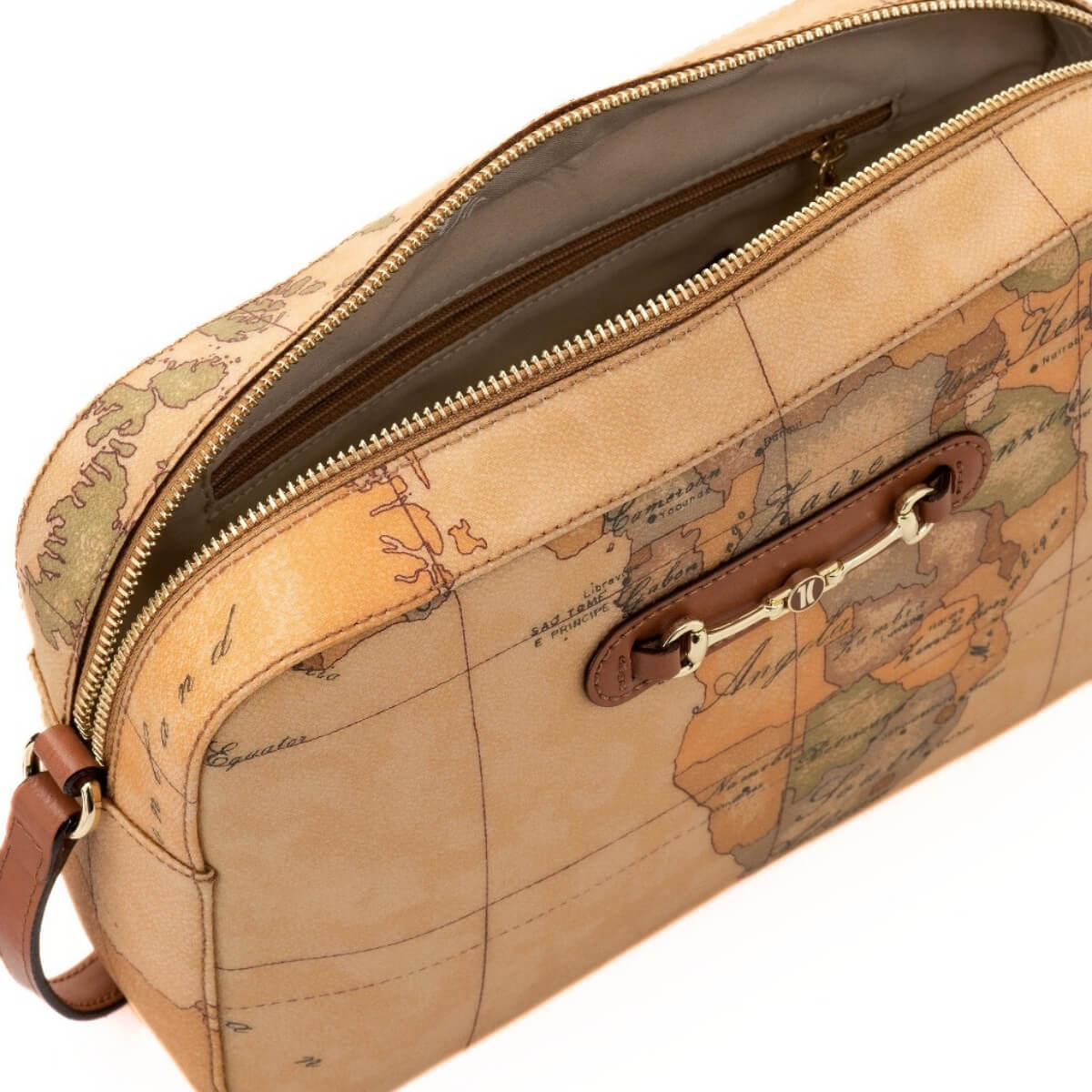 Borsa Geo Classic con stampa mappa e dettagli in pelle color cuoio.