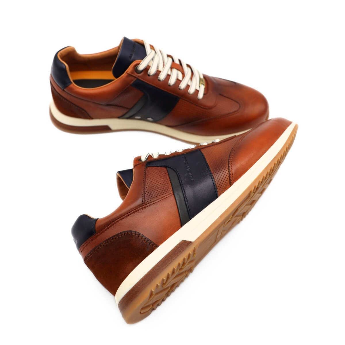 Sneakers Ambitious cognac in pelle viste di lato.