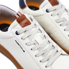 Sneakers Ambitious bianche in pelle viste di lato.