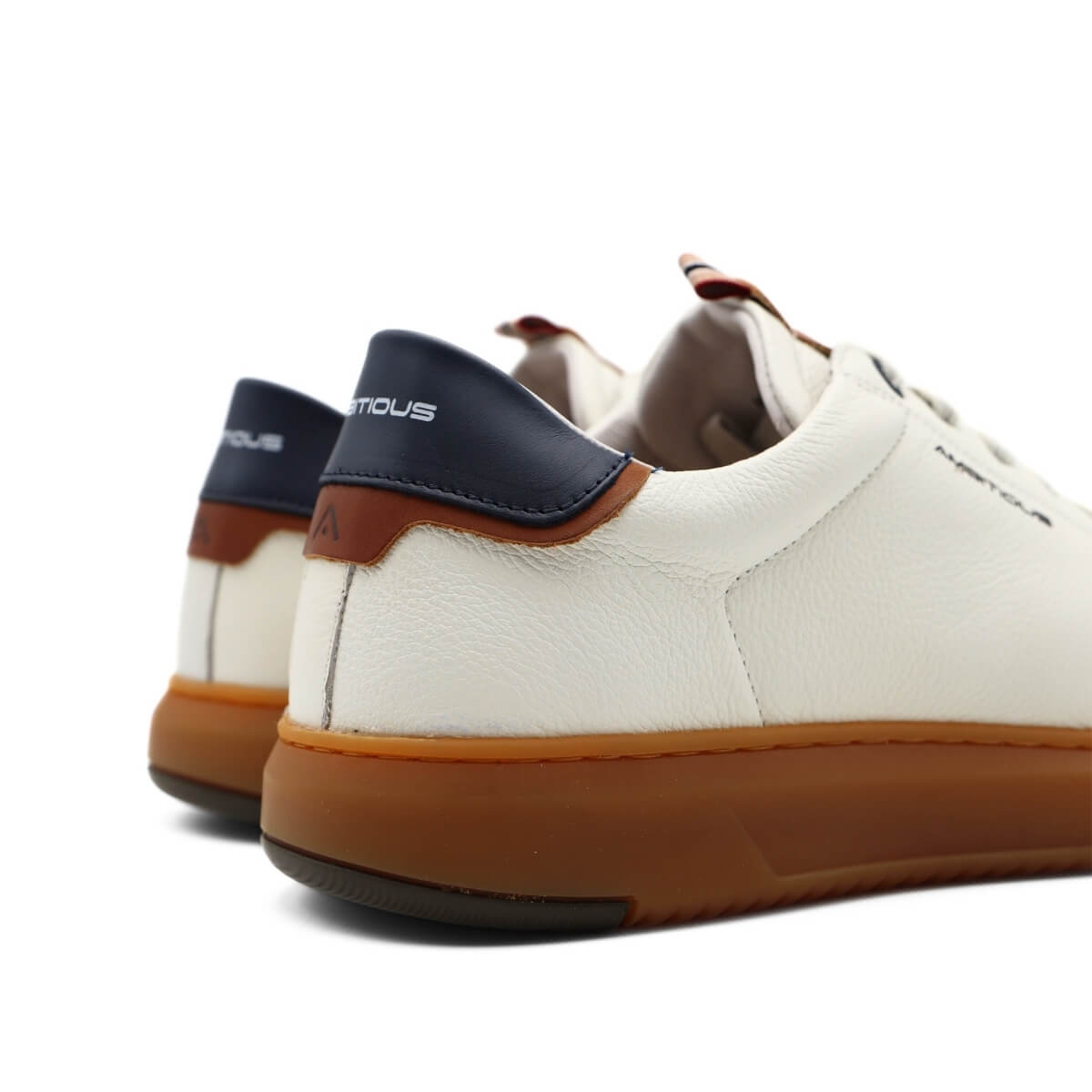 Sneakers Ambitious bianche in pelle viste di lato.