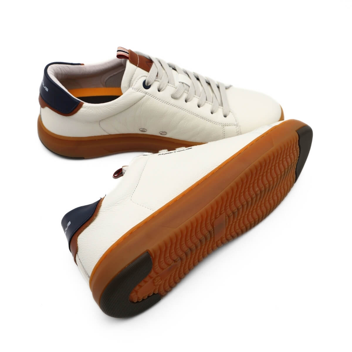 Sneakers Ambitious bianche in pelle viste di lato.