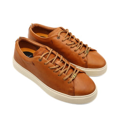 Scarpa Ambitious Sneakers cuoio in pelle elegante su sfondo neutro
