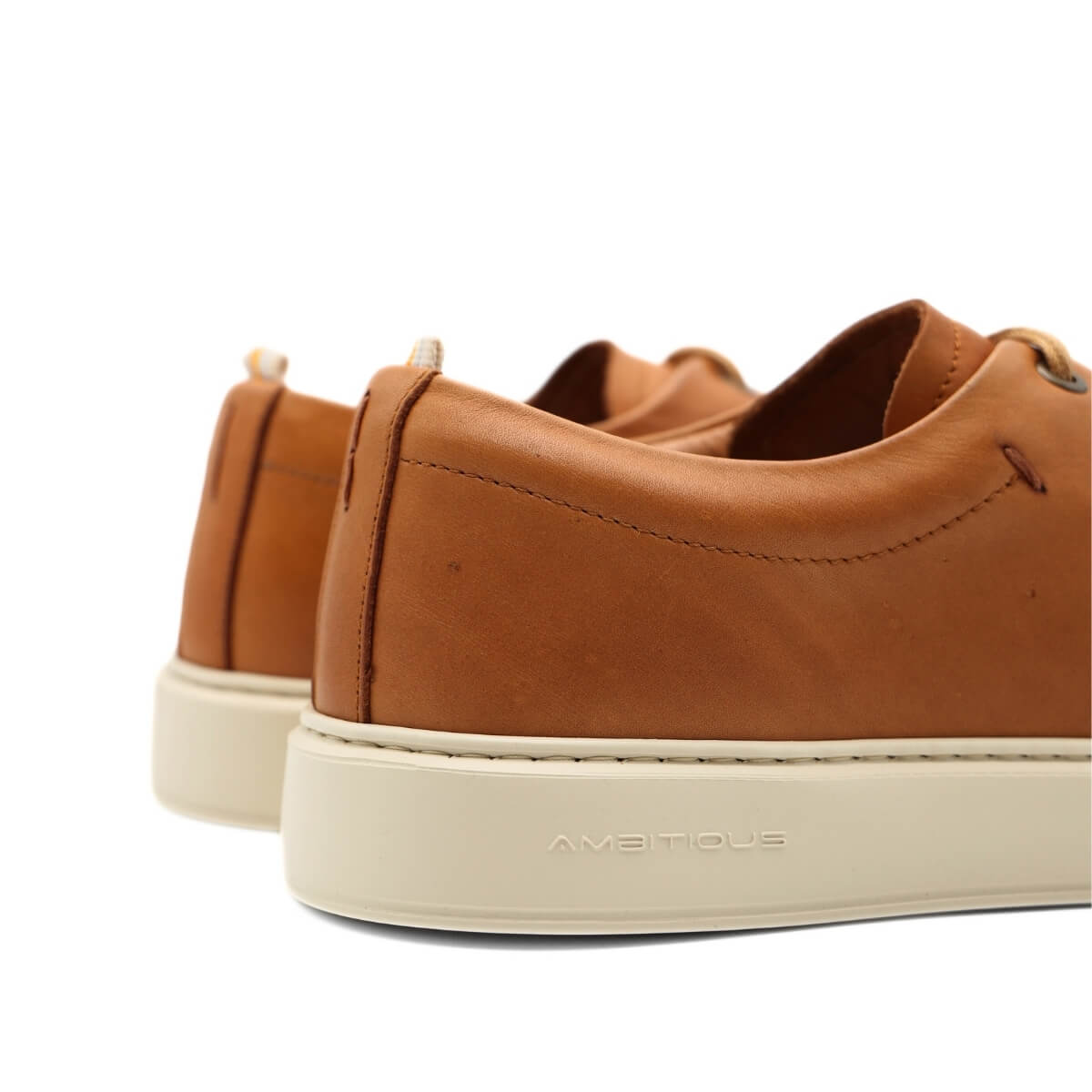 Scarpa Ambitious Sneakers cuoio in pelle elegante su sfondo neutro