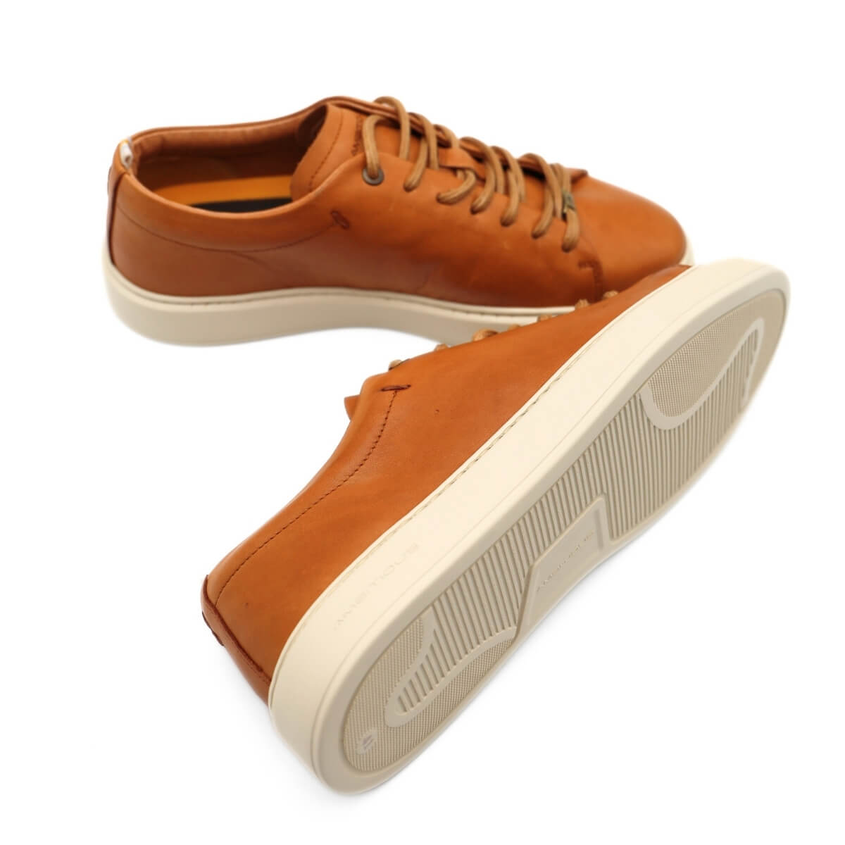 Scarpa Ambitious Sneakers cuoio in pelle elegante su sfondo neutro