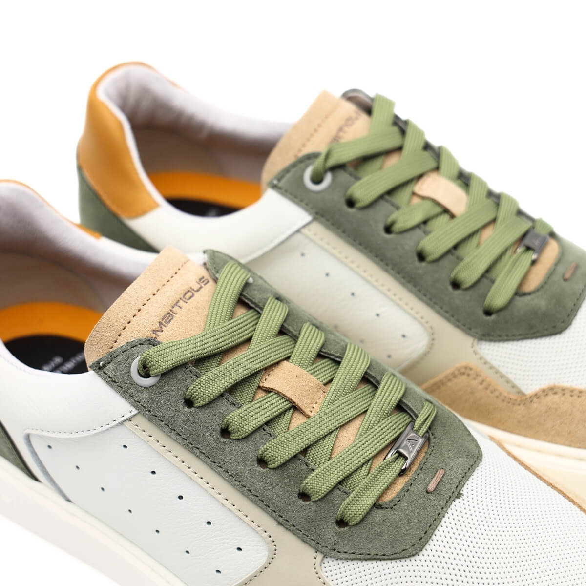 Sneakers Ambitious bianche in pelle viste di lato