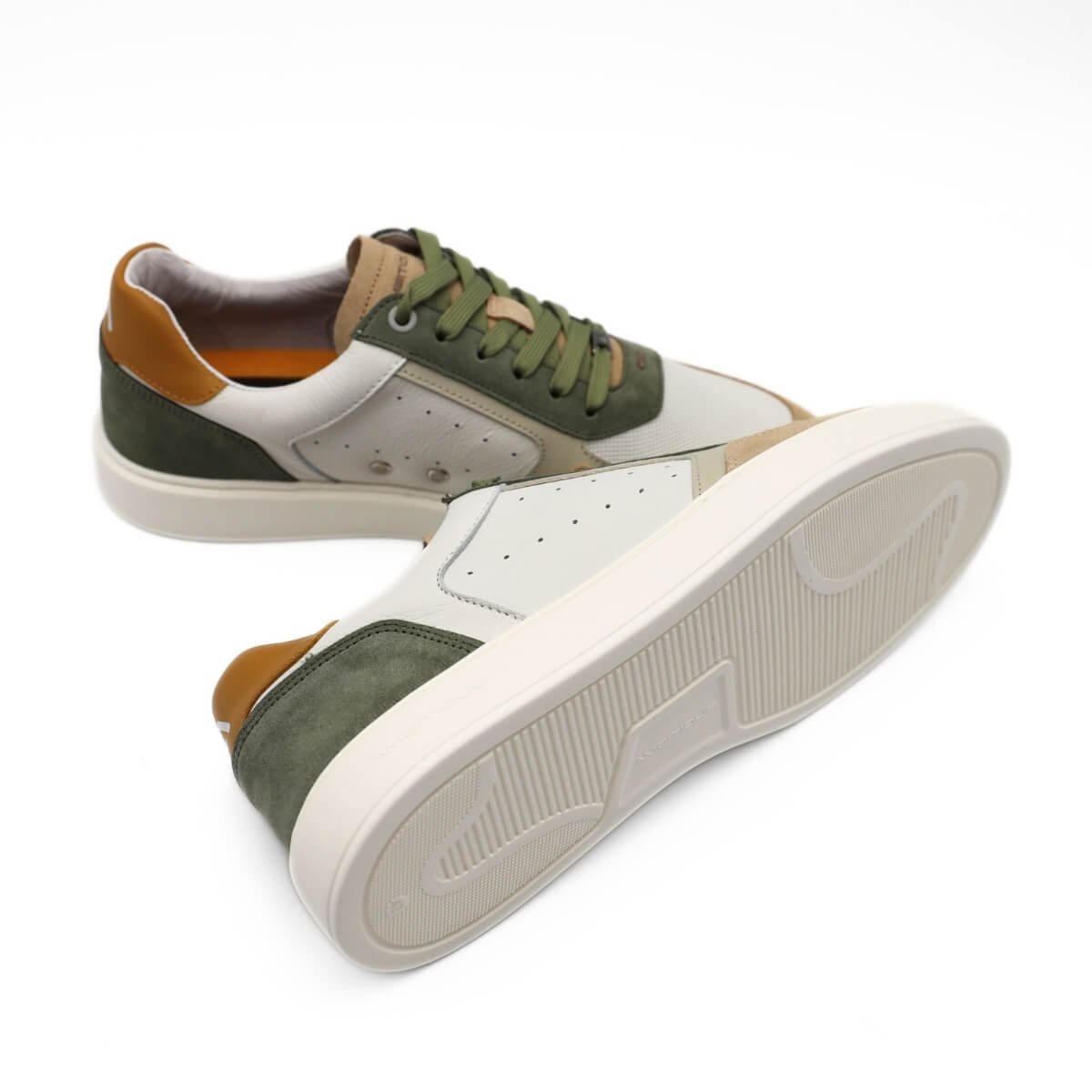 Sneakers Ambitious bianche in pelle viste di lato