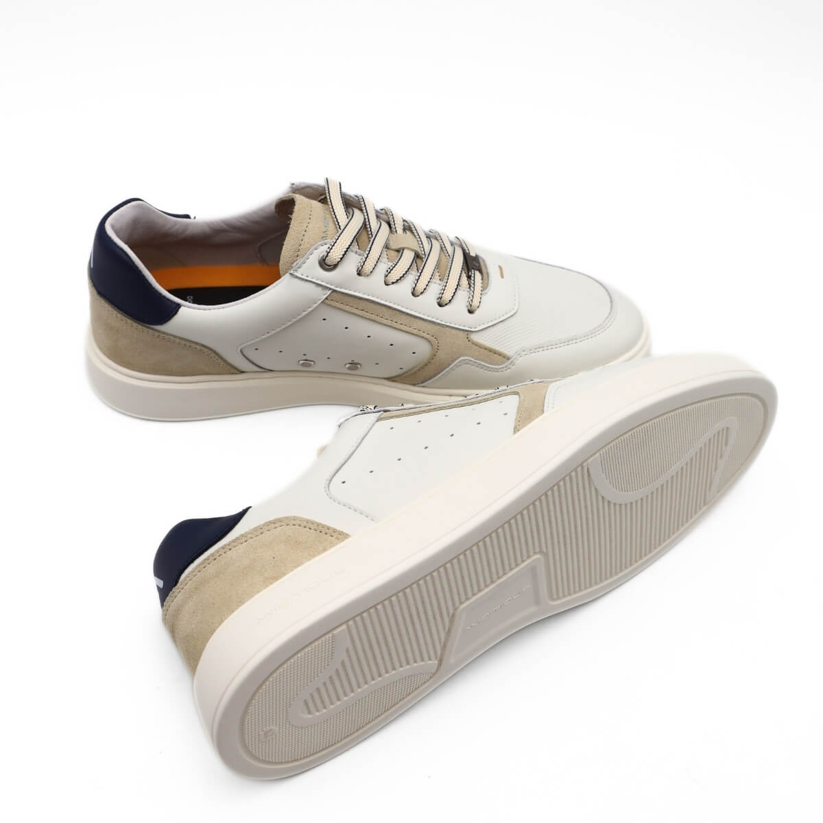 Sneakers Ambitious bianche in pelle vista laterale.