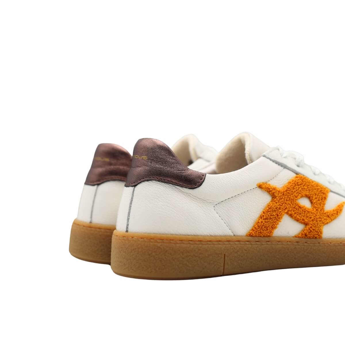 Sneaker Ambitious 14129 bianca in pelle con dettagli ocra