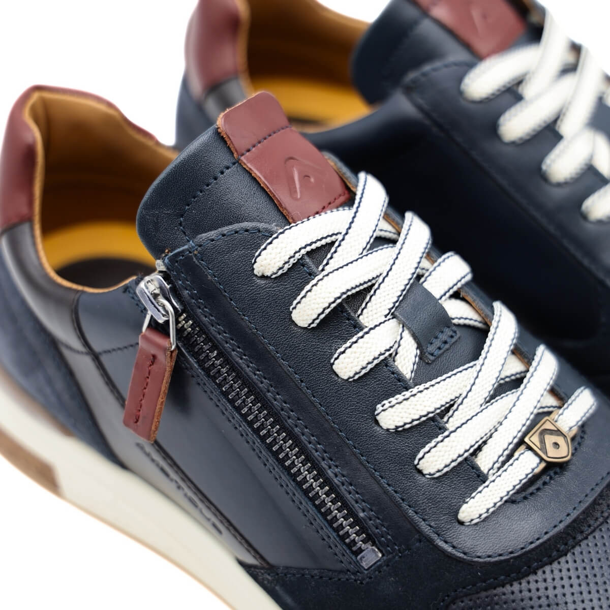 Sneakers Ambitious blu in pelle visione laterale.
