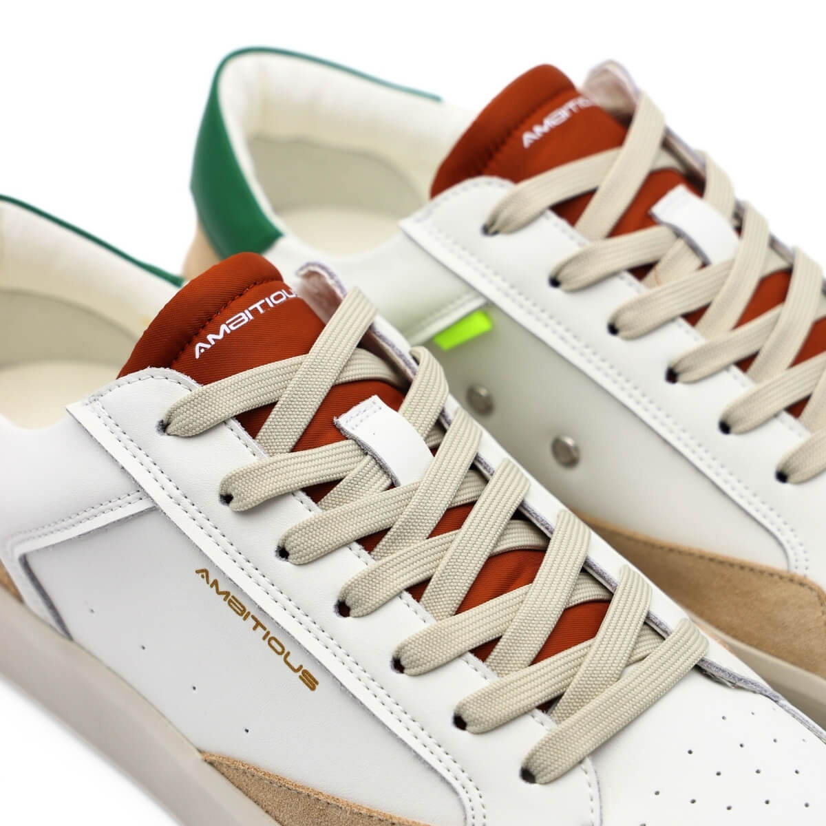 Scarpe Ambitious bianche in pelle vista frontale elegante