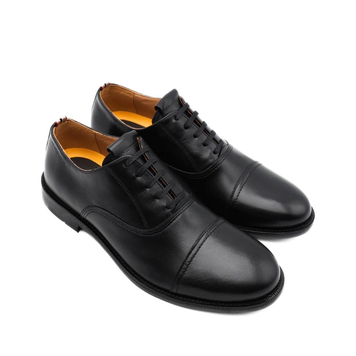 Stringata Ambitious nera in pelle vista laterale.