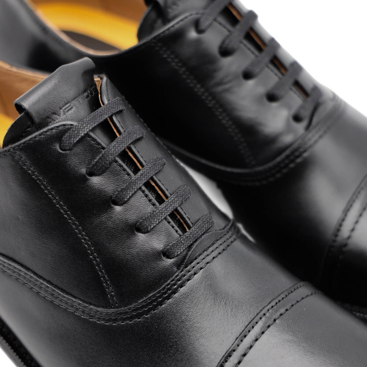 Stringata Ambitious nera in pelle vista laterale.