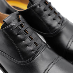 Stringata Ambitious nera in pelle vista laterale.