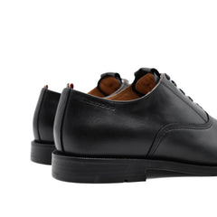 Stringata Ambitious nera in pelle vista laterale.