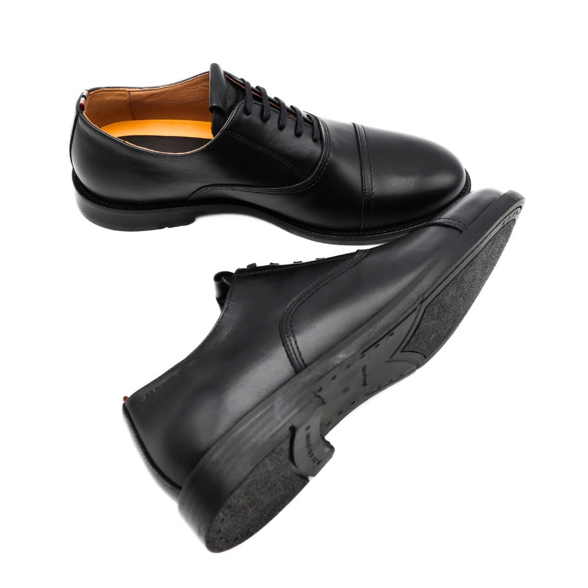 Stringata Ambitious nera in pelle vista laterale.