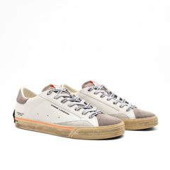 Sneakers Crime London Distressed bianco in pelle con suede grigio chiaro e dettagli arancione fluo