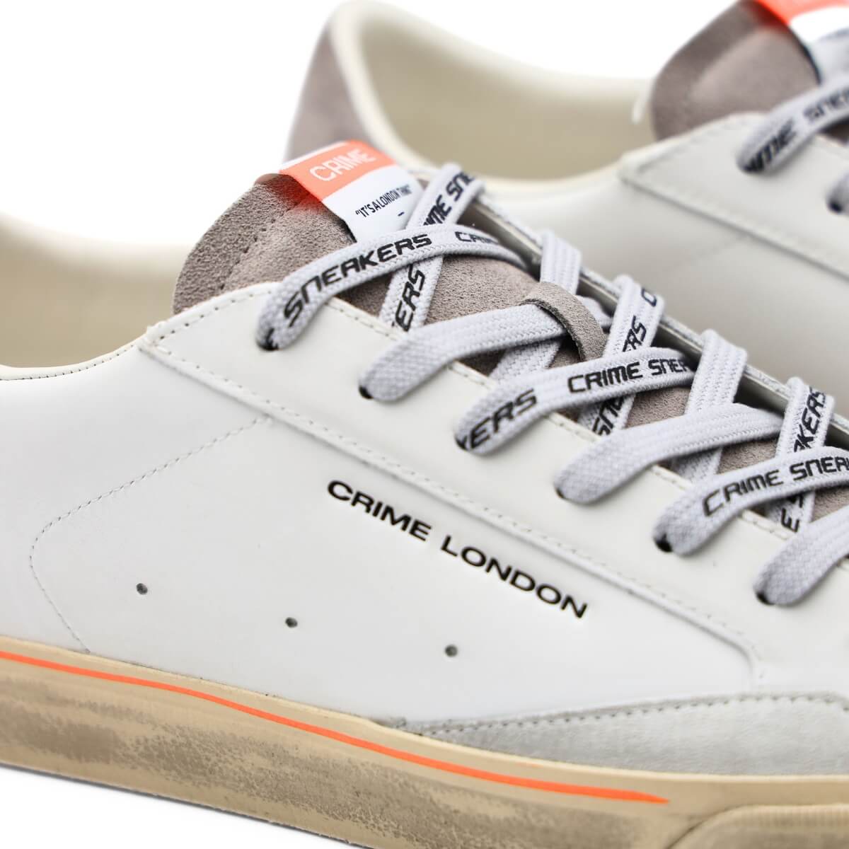Dettaglio Sneakers Crime London Distressed bianco in pelle con lacci logati