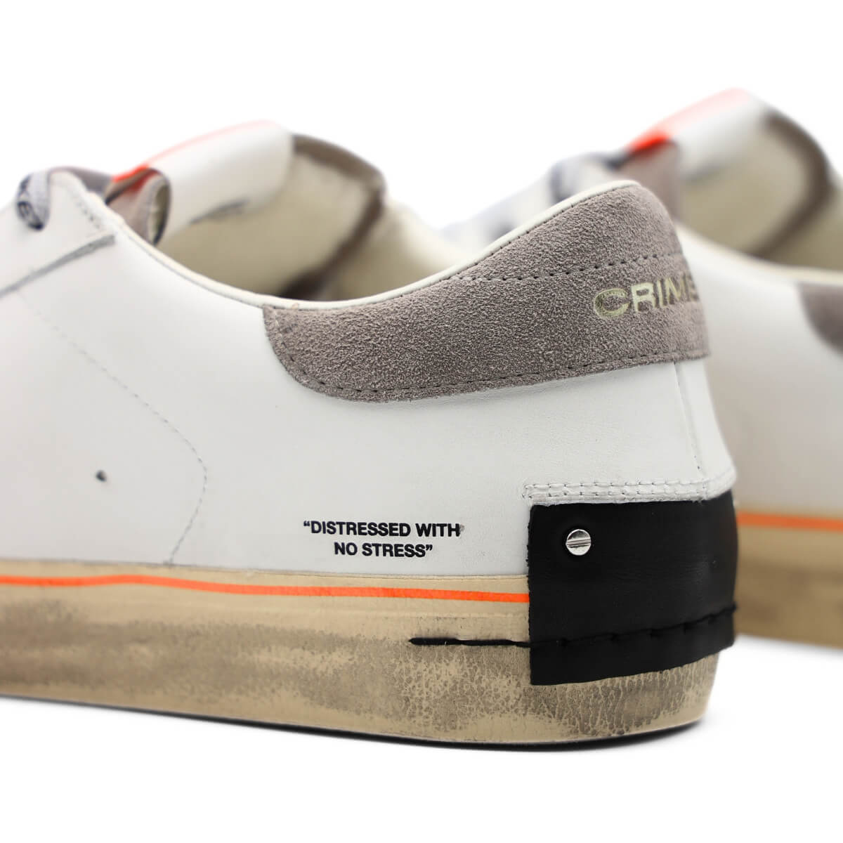 Sneakers Crime London Distressed bianco in pelle con patch nero