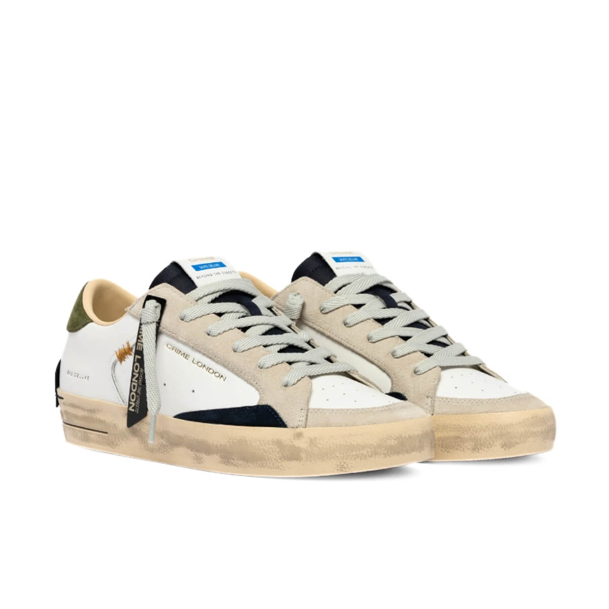 Sneakers Crime London SK8 Deluxe in pelle bianca con dettagli in suede blu, grigio chiaro e verde militare