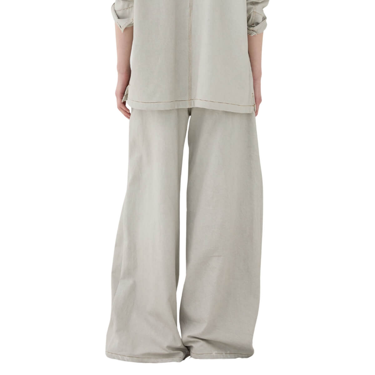 Jeans Eleh grigio in denim cotone dallo stile morbido e contemporaneo.