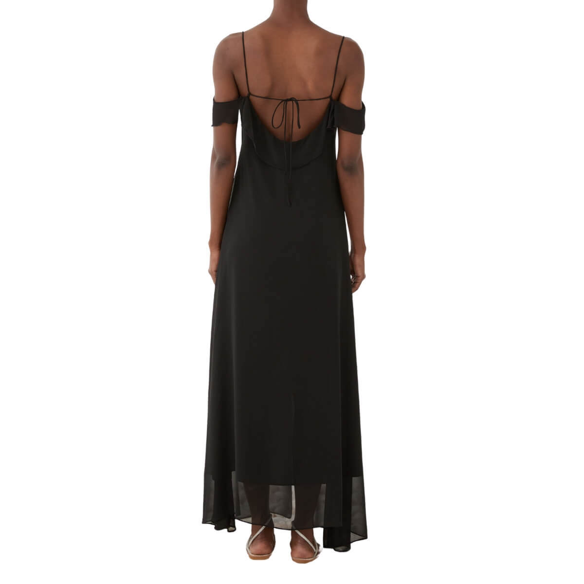 Abito nero elegante Eleh lungo su sfondo neutro