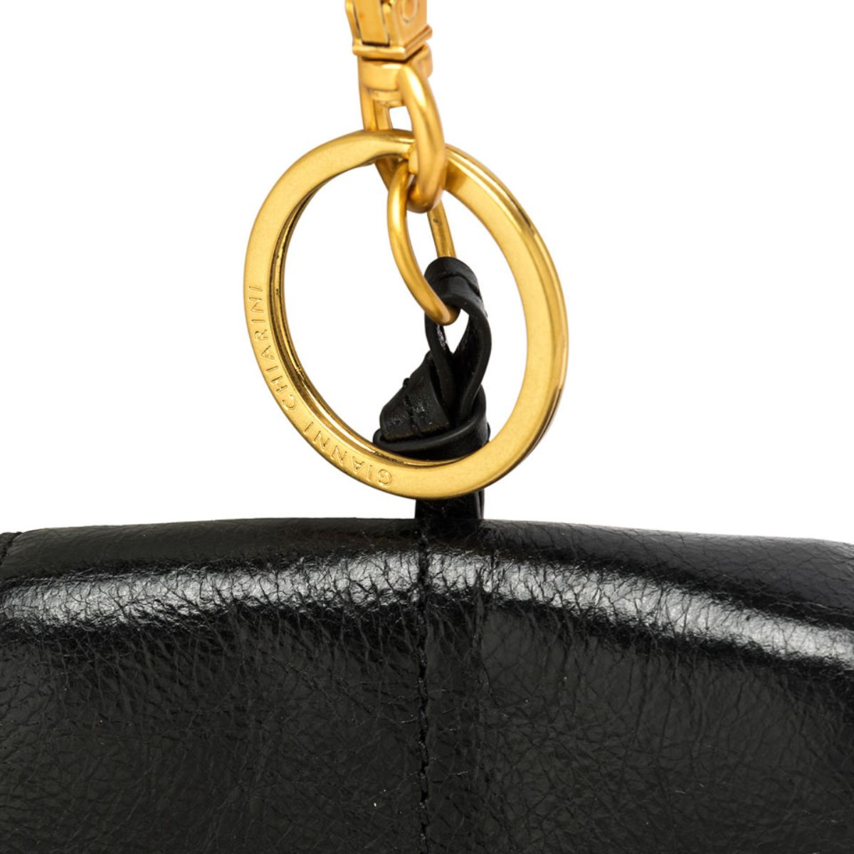 Dettaglio charm in pelle nera AirPod502 Gianni Chiarini.