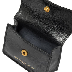 Dettaglio charm in pelle nera AirPod502 Gianni Chiarini.