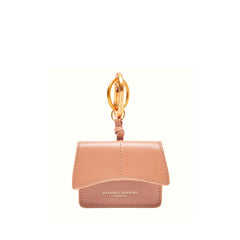 Portachiavi rosa Airpod502 di Gianni Chiarini appoggiato su fondo neutro