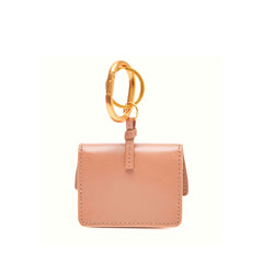 Portachiavi rosa Airpod502 di Gianni Chiarini appoggiato su fondo neutro