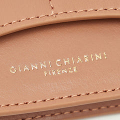 Portachiavi rosa Airpod502 di Gianni Chiarini appoggiato su fondo neutro