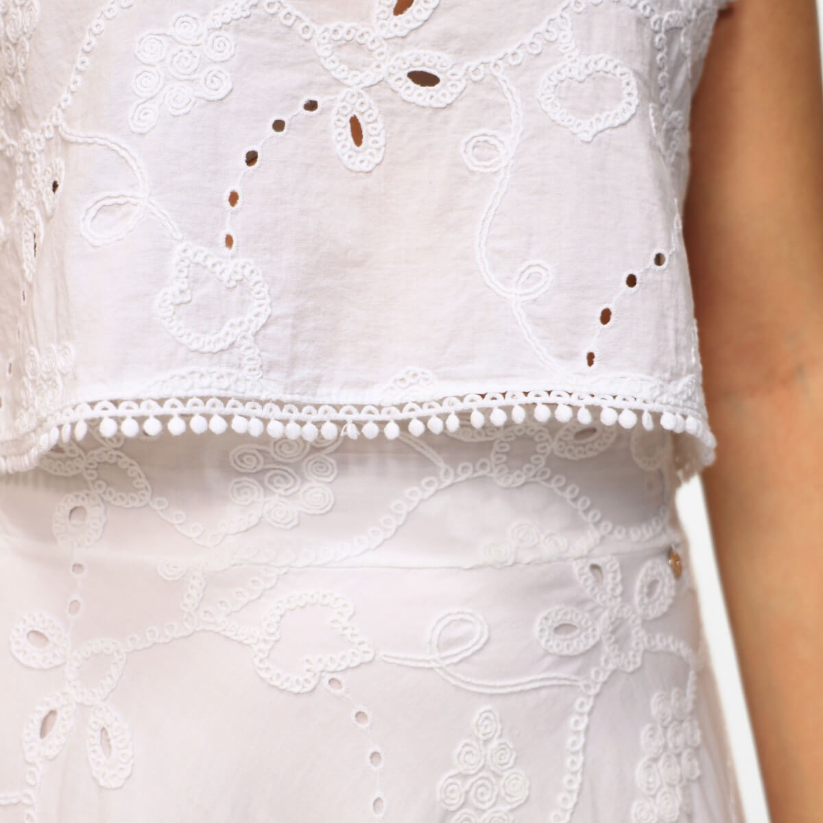 Top Goa Goa Cyra bianco con ricami decorativi