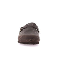 Ciabatta donna in pelle mogano con plantare in sughero su sfondo neutro.