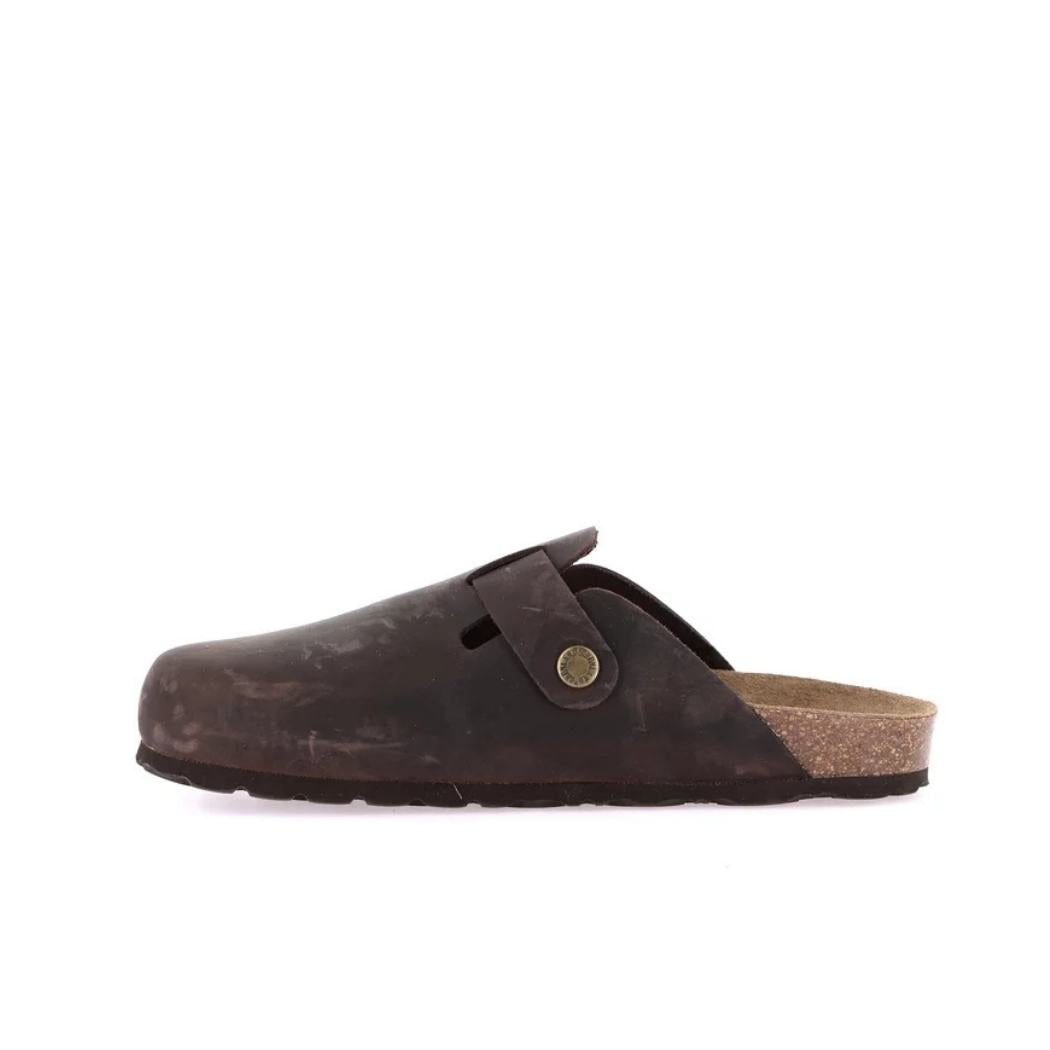 Ciabatta donna in pelle mogano con plantare in sughero su sfondo neutro.