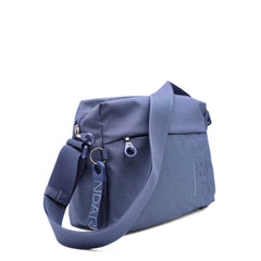 Dettaglio tracolla e tessuto poliestere della borsa crossover Mandarina Duck MD20