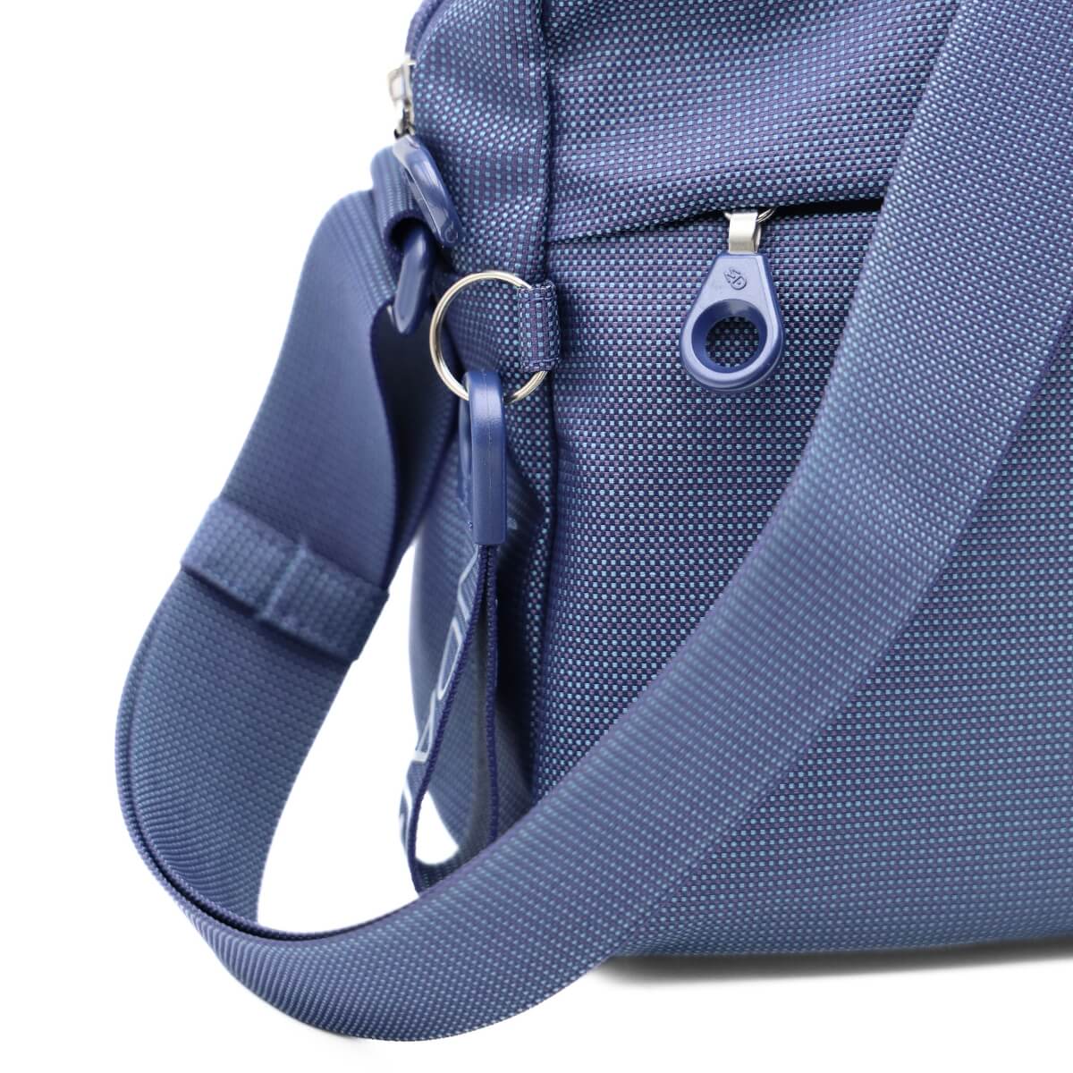 Dettaglio tracolla e tessuto poliestere della borsa crossover Mandarina Duck MD20