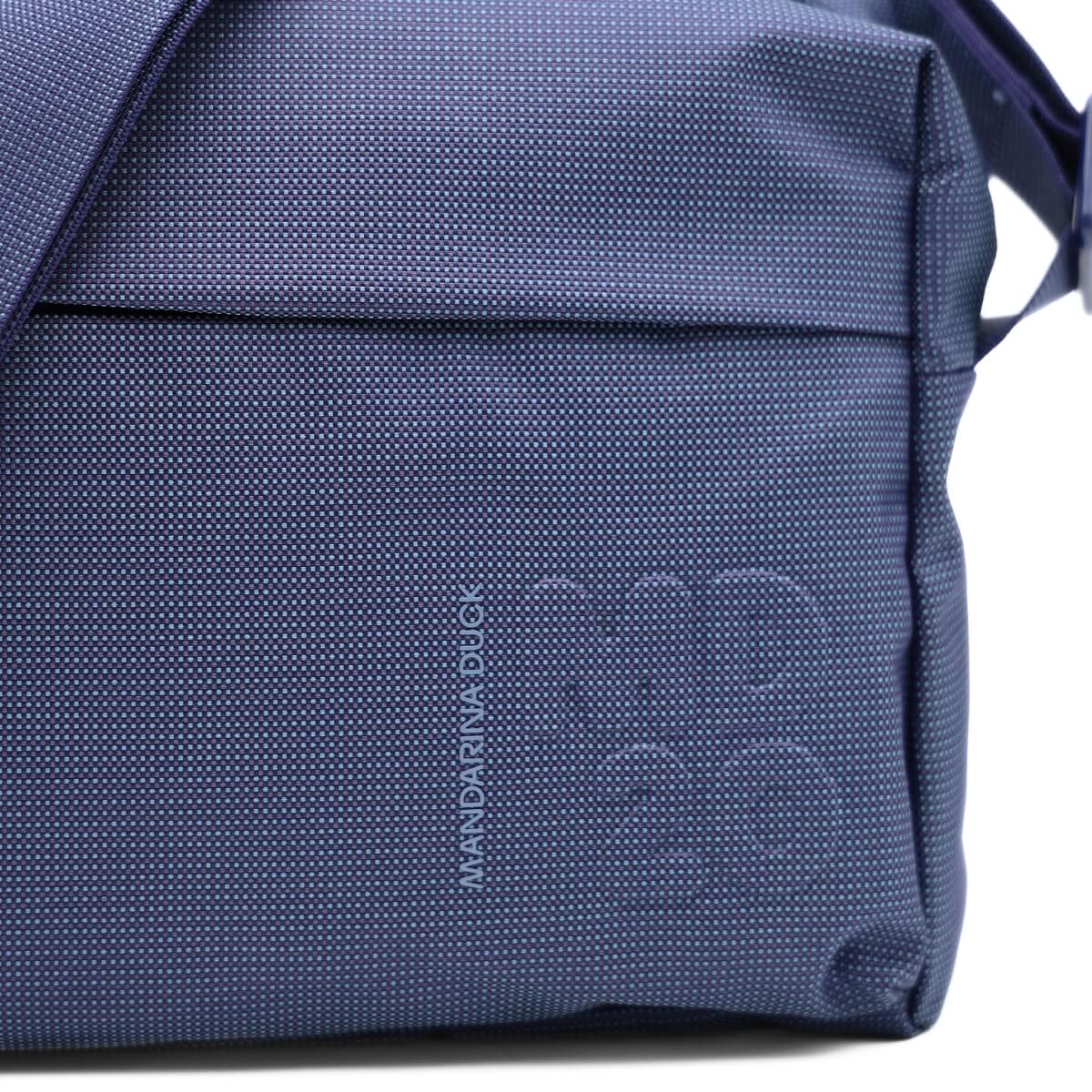 Dettaglio tracolla e tessuto poliestere della borsa crossover Mandarina Duck MD20